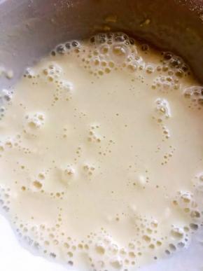 面粉中加入适量水调成较稠无干粉的面糊