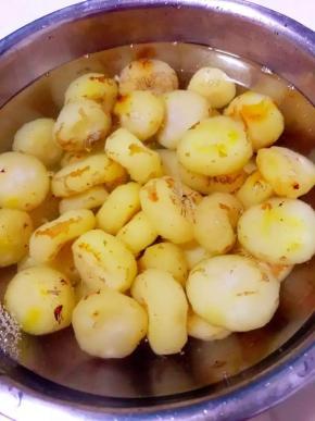 将皮全部去掉后用水冲洗干净