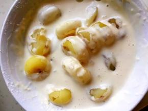 将荸荠倒入其中裹上面糊