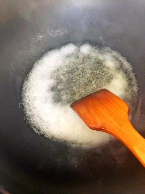 开大火用铲子不停的搅拌至糖融化