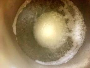 另起一锅倒入半碗水，将白砂糖倒入水中