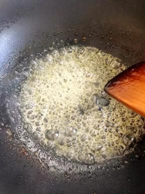 水份蒸发，糖液慢慢变的浓稠，出现很多白色的泡泡