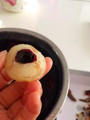 用刮皮刀顺中间将皮削掉