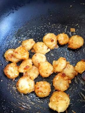 等大部分泡泡变成黄色后倒入荸荠快速翻拌均匀