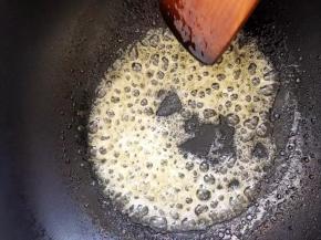 继续不停搅拌，泡泡开始变成黄色，此时要改成小火