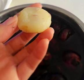 然后挖去两面中间的部分