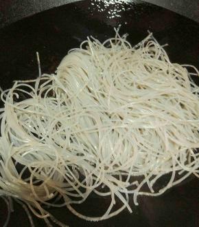 洗干净锅，热锅凉油放入红薯粉翻炒，红薯粉熟后加入配菜翻炒均匀。