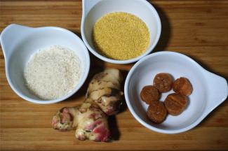 准备主食材：大米，小米各50克，瑶柱30克，姜片3片。