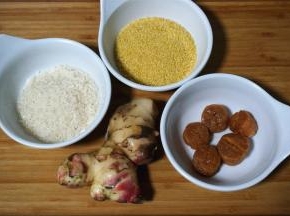 准备主食材：大米，小米各50克，瑶柱30克，姜片3片。