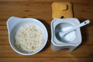 大米洗净后，加入3克食盐，少许食用油，拌均匀，腌制30分钟。