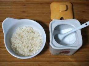 大米洗净后，加入3克食盐，少许食用油，拌均匀，腌制30分钟。