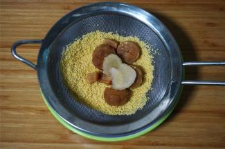 小米，瑶柱洗净后沥干水，备用。