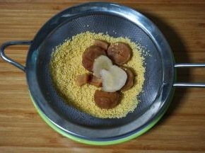 小米，瑶柱洗净后沥干水，备用。