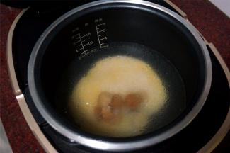 将所有食材放入电饭煲，然后加入清水1200毫升（3人份量）。