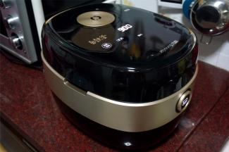 盖上煲盖，选择“煮粥”功能，烹饪时间调至2小时，然后设置烹饪结束时间（现在是晚上10点，次日早上7点完成，则预约时间为9个小时），点击“开始”键进入预约煮粥功能。