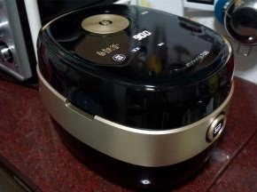 盖上煲盖，选择“煮粥”功能，烹饪时间调至2小时，然后设置烹饪结束时间（现在是晚上10点，次日早上7点完成，则预约时间为9个小时），点击“开始”键进入预约煮粥功能。