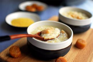 次日早晨，将电饭煲里正在保温的粥装碗即可享用。