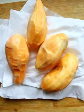 地瓜用水洗干净，去皮再冲洗一下，用厨房纸吸干表面水分