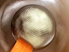 另起一锅倒入半碗水，将白砂糖倒入水中