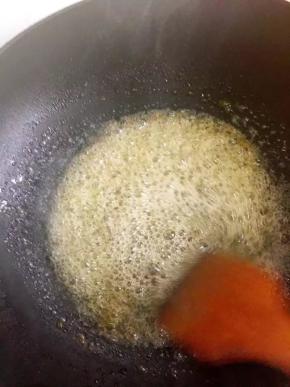 开大火用铲子不停的搅拌至糖融化