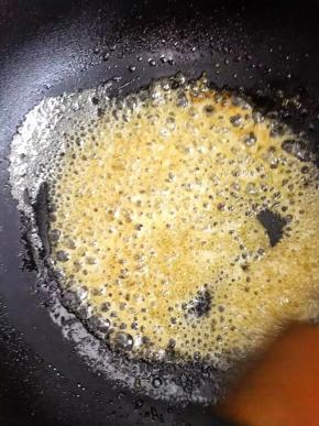 水份蒸发，糖液慢慢变的浓稠，出现很多白色的泡泡继续不停搅拌，泡泡开始变成黄色，此时要改成小火