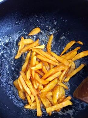 等大部分泡泡变成黄色后倒入地瓜快速翻拌均