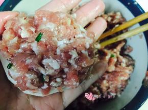 一片莲藕，铺上适量肉馅