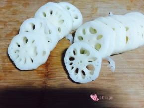 莲藕洗干净去皮，切成约4-5mm厚的片