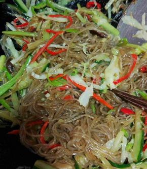 加入老抽，酱油，耗油炒均匀，我喜欢用筷子翻拌。按自己的喜好加盐。