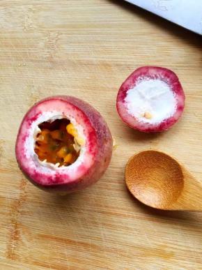 百香果清洗干净表面，用刀在头部切一刀，露出内芯