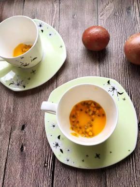 用小勺子将果汁与种子挖出来一起倒在杯子中