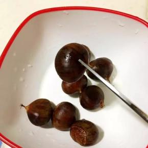 板栗洗净用剪刀剪出小口