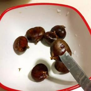 用小刀顺着小口伸进去将外壳去掉