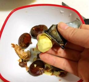 用刮皮刀刮去内皮