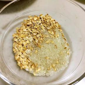 大米和燕麦淘洗干净