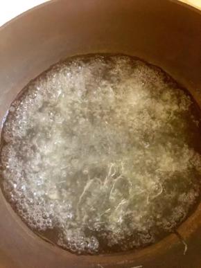 锅中烧开水，倒入粉丝汆烫变软后捞入一个盆中，舀入两勺开水泡着备用