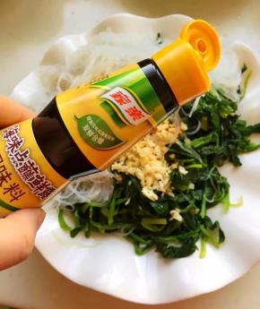 倒入1勺家乐点蘸鲜露