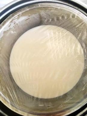 盖上保鲜膜放入烧开水的锅中，大火蒸20分钟