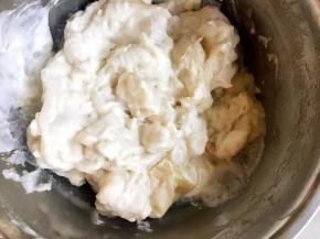 再隔5分钟再搅拌下，直到面团黏稠