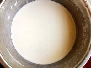 倒入适量水拌成糊状，要搅拌至无干粉状态