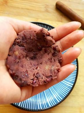 取30克红豆沙，用手按平成圆形，中间捏凹形