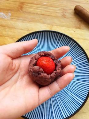 将一颗草莓放入包起来