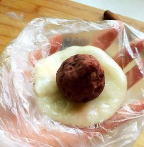 将包好的草莓放入其中裹住