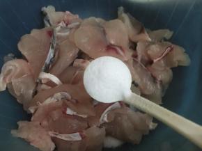 3. 切好的鱼片用盐腌制一下