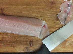 2. 鱼肉切簿片，切成蝴蝶片