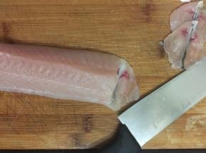 2. 鱼肉切簿片，切成蝴蝶片