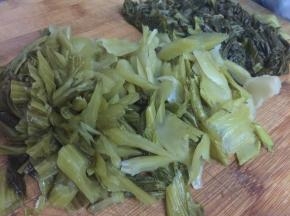 1. 准备好酸菜