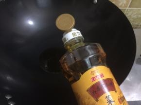 4. 锅里坐油