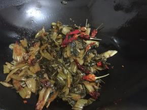 7. 加入辣椒继续翻炒