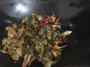 7. 加入辣椒继续翻炒